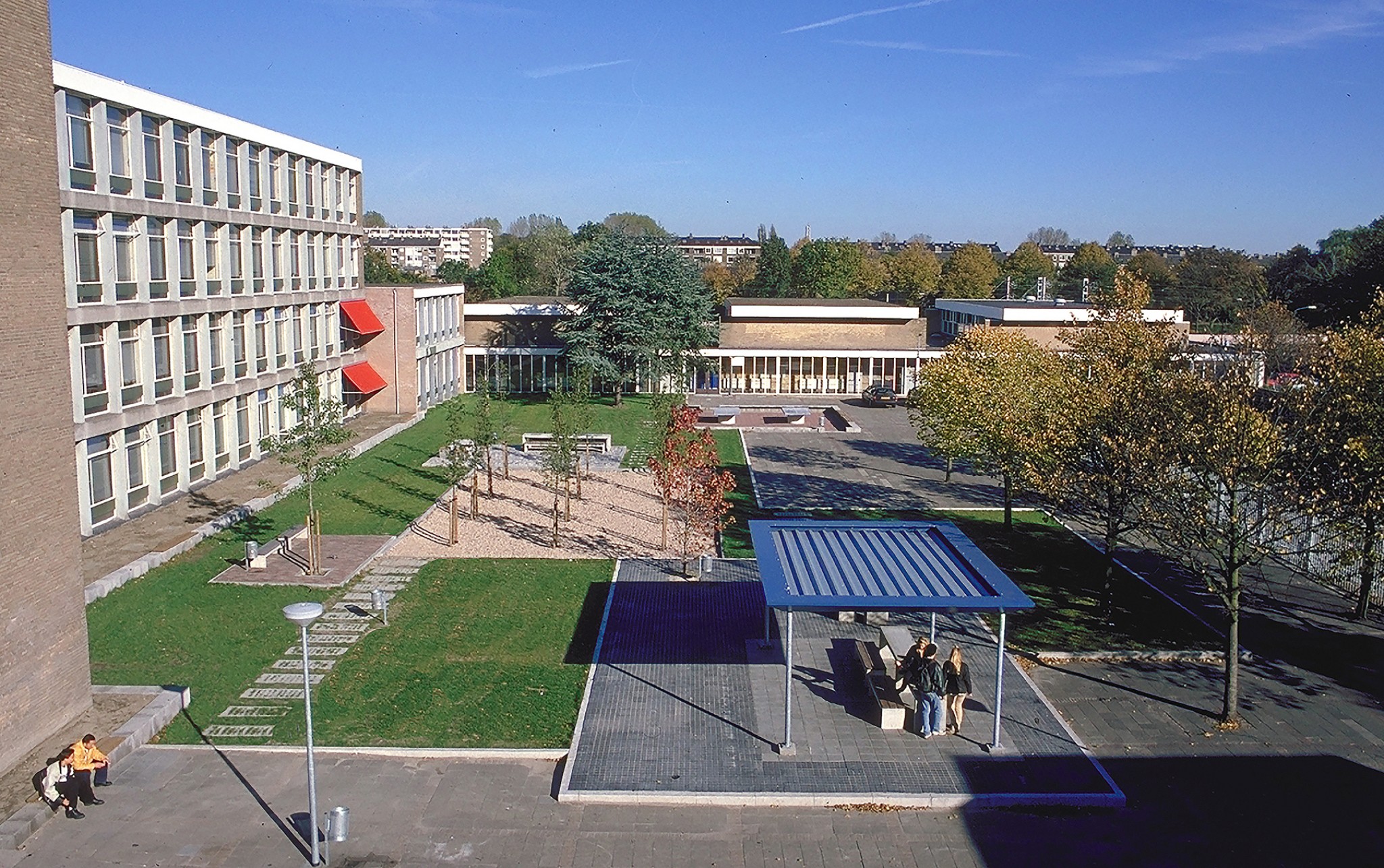 De Ontwerpwerkplaats, Gijs Niemeijer, Floor van Ditzhuyzen, Schoolplein Rijswijks Lyceum, ontwerp schoolplein, ontwerp inrichting schoolplein, inrichting buitenruimte school, ontwerp publieke ruimte, ontwerp straatmeubilair , ontwerp schoolplein, ontwerp inrichting schoolplein, inrichting buitenruimte school, ontwerp publieke ruimte, ontwerp straatmeubilair, ontwerp plein, ontwerp buitenruimte, landscape design